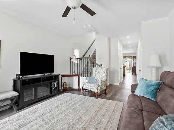 5th image of 251 Samuel St