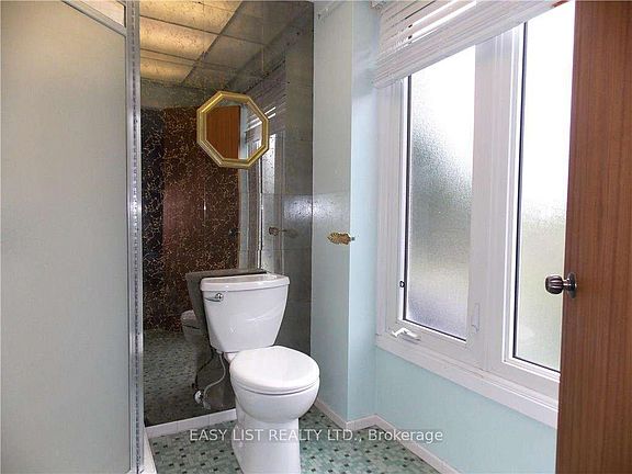 4th image of 3288 Clearwater Cres