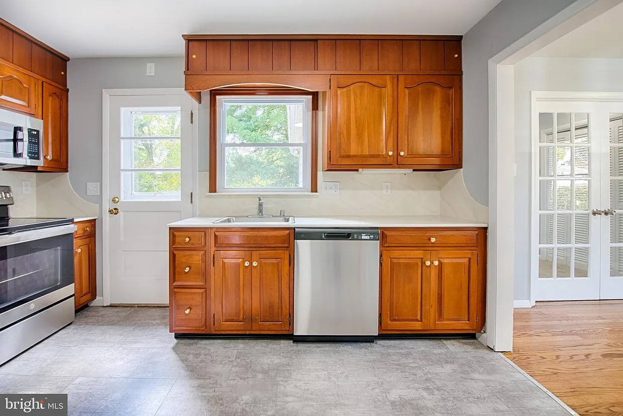 4 bed, 2.5 bath, 2500 sqft, $3,500 — Photo 3