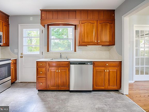 3rd image of 721 Bedford Rd