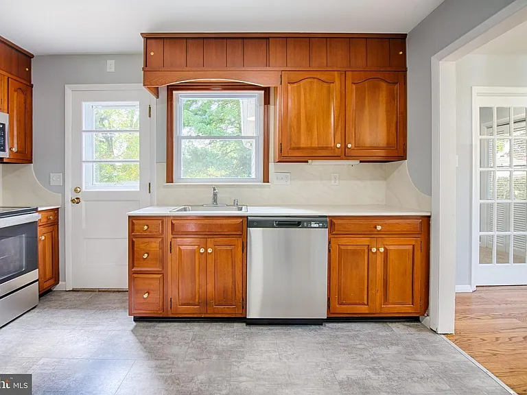 721 Bedford Rd — Photo 3