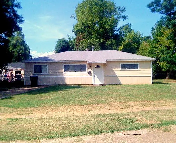 3221 Rose Pl — Photo 1