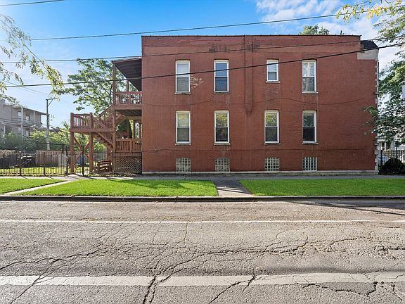 3rd image of 1901 S Hamlin Ave