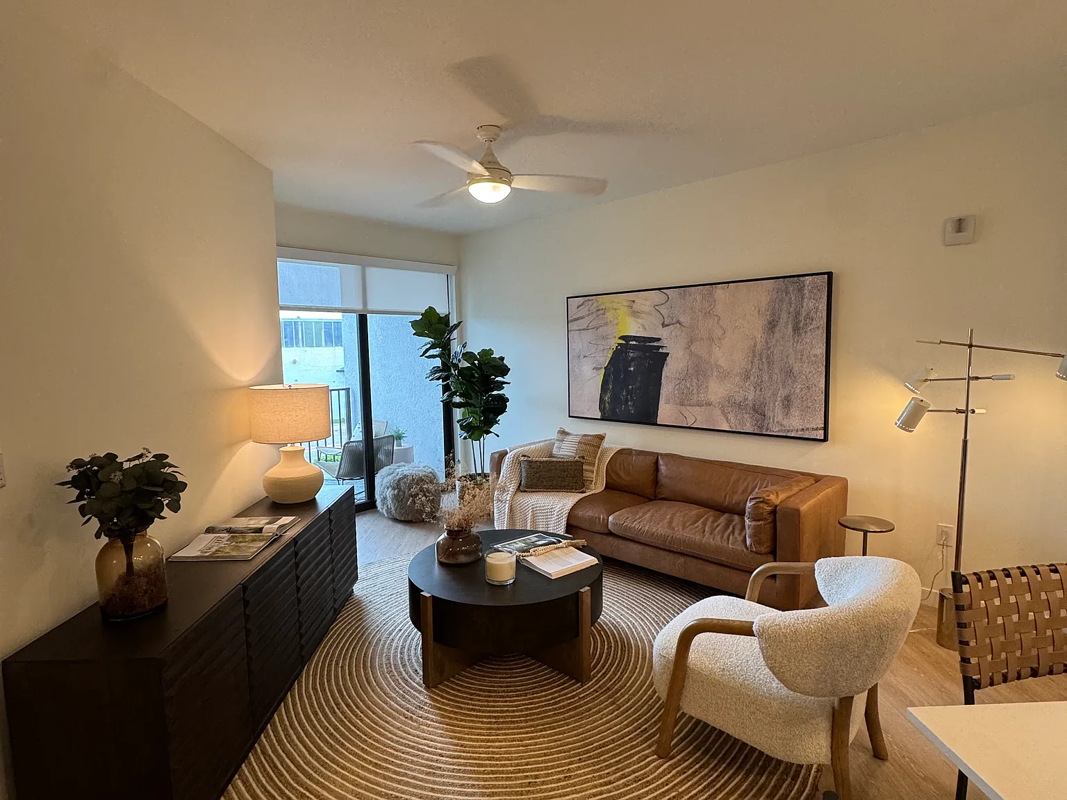 1 bed, 704 sqft, $2,070 — Photo 3