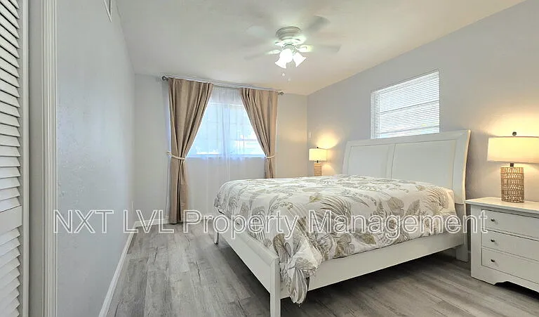 2348 Burton Ave — Photo 20