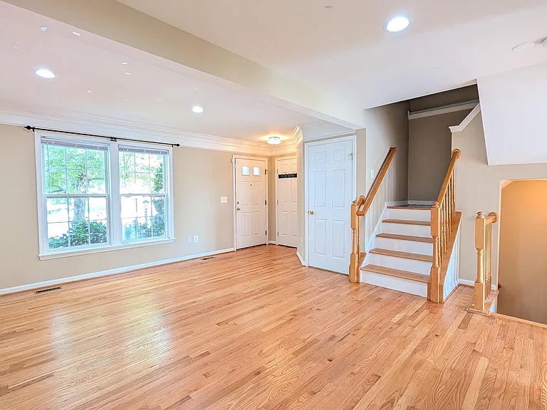 211 Shirley Sq SE — Photo 10