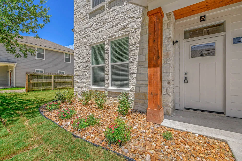 5 bed, 5.5 bath, 2200 sqft, $4,500 — Photo 2
