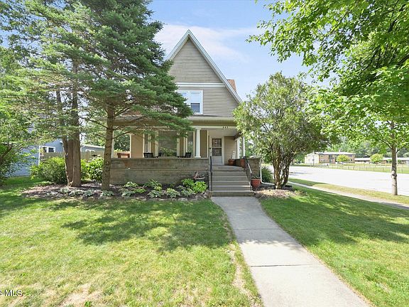 2nd image of 207 Cass St