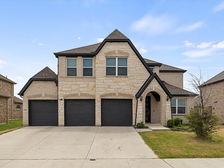 1600 Lake Grove Dr — Photo 1