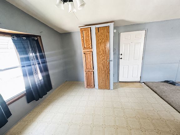 3rd image of 546 Selkirk Dr