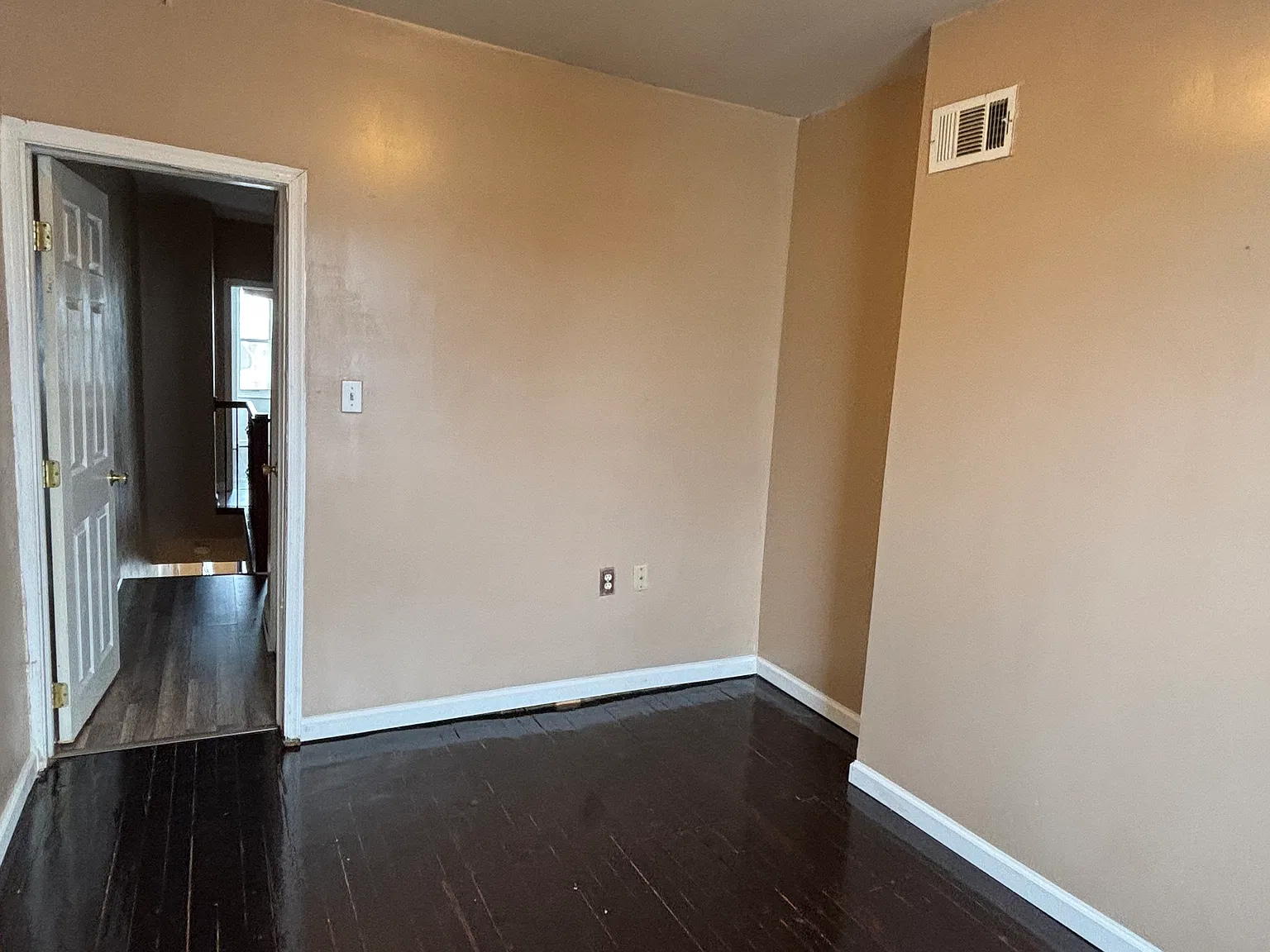 3 bed, 1300 sqft, $2,000 — Photo 3