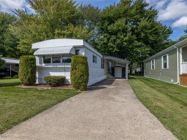 32 Sycamore Dr, Olmsted Falls, OH 44138