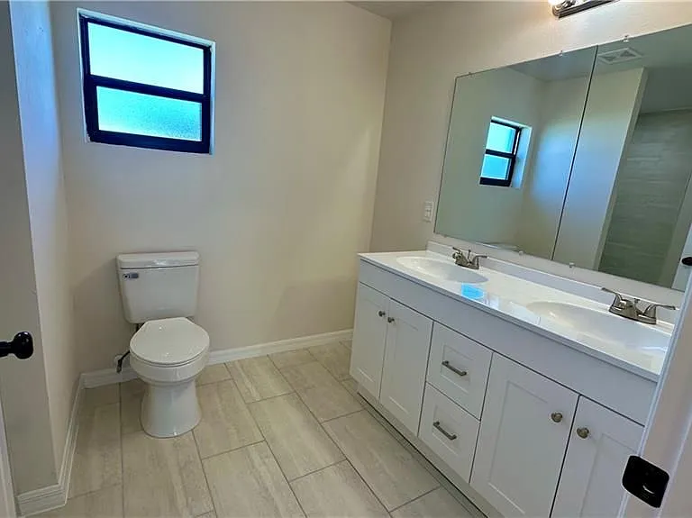 1105 NE 6th Pl — Photo 24