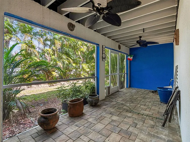 Balcony behind the garage