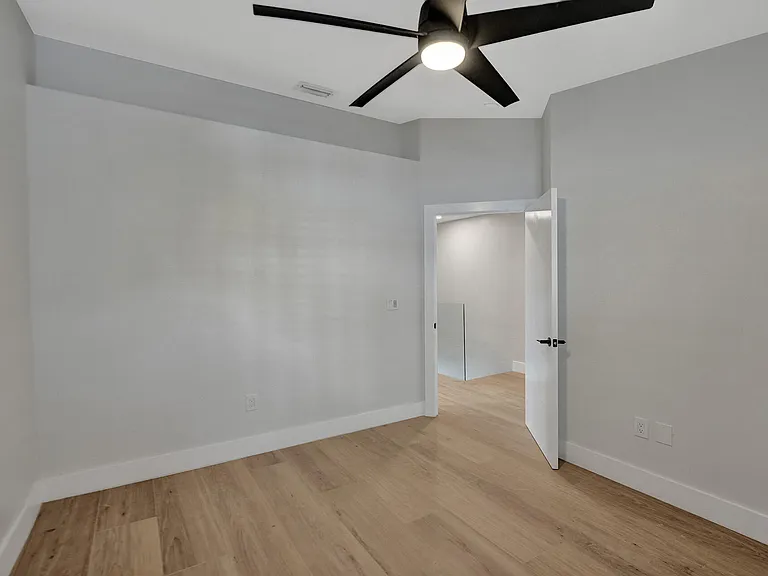 876 Jeffery St — Photo 18