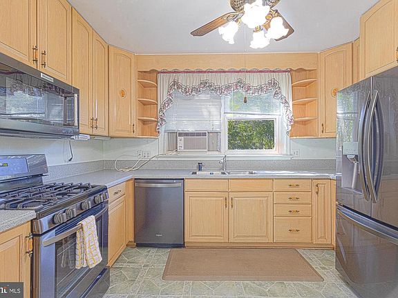 4th image of 7427 Carroll Ave