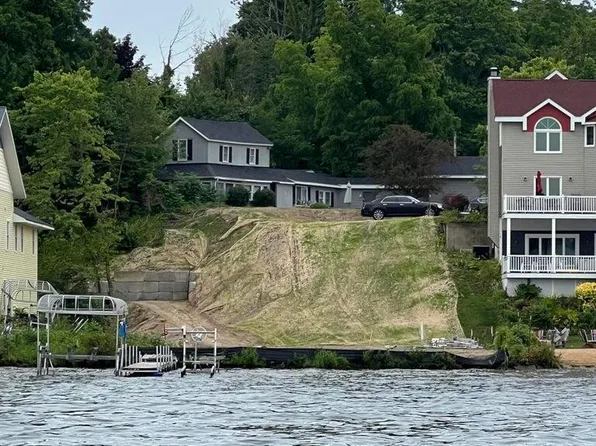 7922 Lakewood Dr S, Coloma, MI 49038