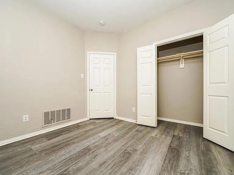 409 Creekview Dr — Photo 13
