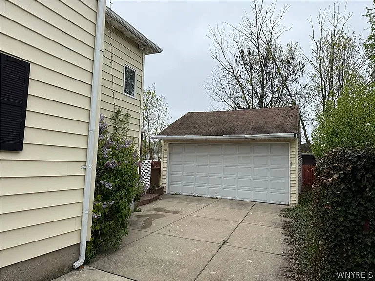 437 Springville Ave — Photo 2