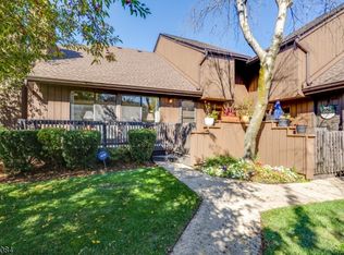 28 Kingsberry Dr, Somerset, NJ 08873