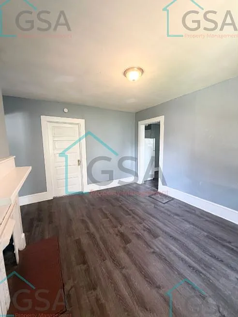 4 bed, $1,200 — Photo 3