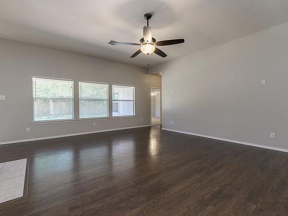 5th image of 704 Grapevine Dr