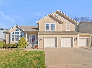 7403 Meadowsweet Ln, Shawnee, KS 66227