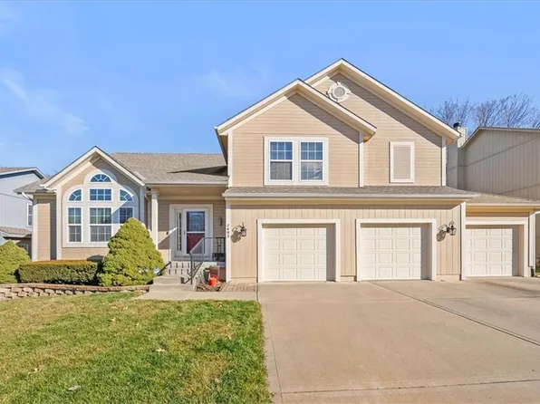 7403 Meadowsweet Ln, Shawnee, KS 66227