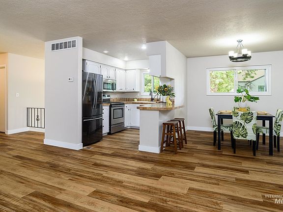 4th image of 4214 W Irving St