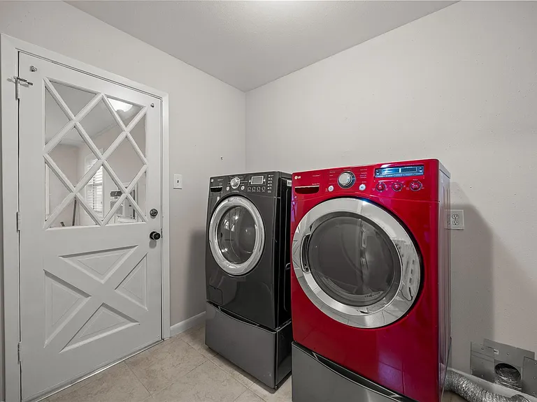 1607 Buescher Dr — Photo 22
