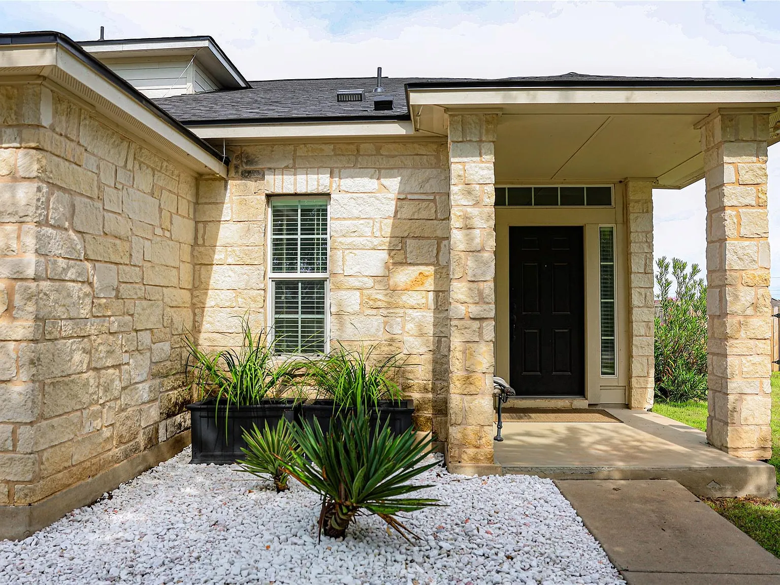 3 bed, 2.5 bath, 1713 sqft, $2,100 — Photo 4
