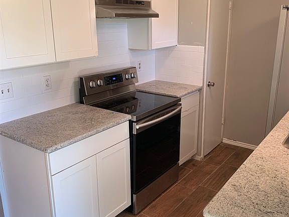 3rd image of 616 E Martin Ln