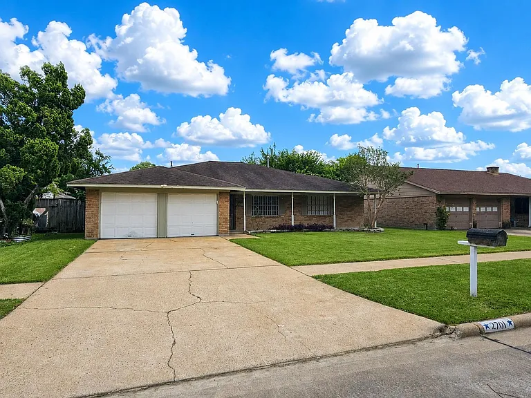 2701 Henderson Ln — Photo 2