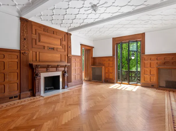 135 Central Park West image 1 of 7