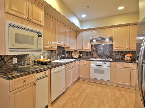 3rd image of 153 N San Mateo Dr APT 202