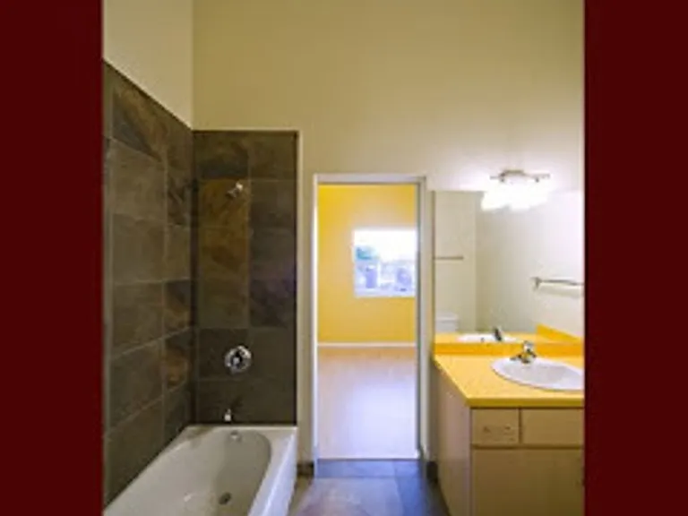115ct - Bricklight Courtyard Apartments — Photo 15