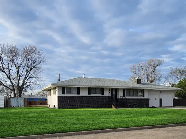 930 E 4th St, Russell, KS 67665