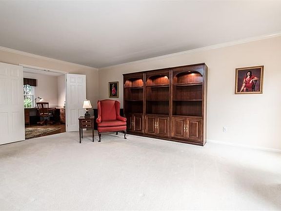 3rd image of 10044 Oakridge Dr