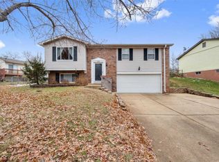 1244 Queens Trail Ln, Fenton, MO 63026