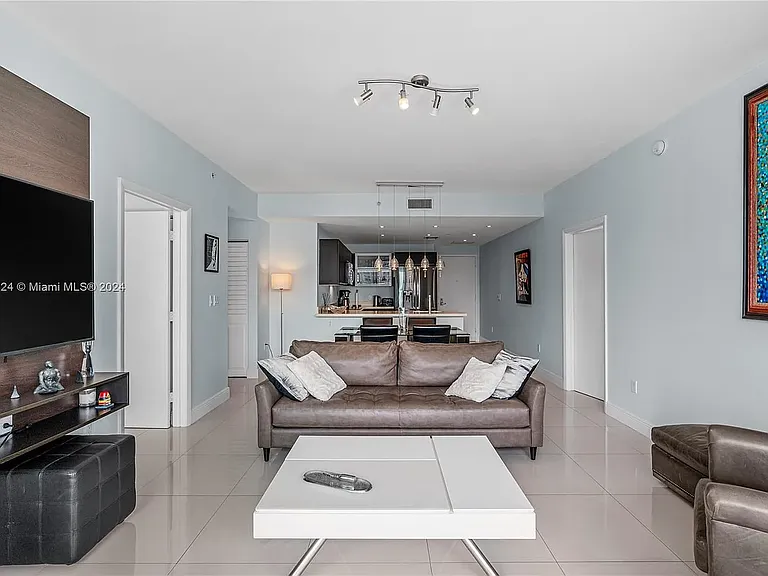 90 SW 3rd St #3501 — Photo 10