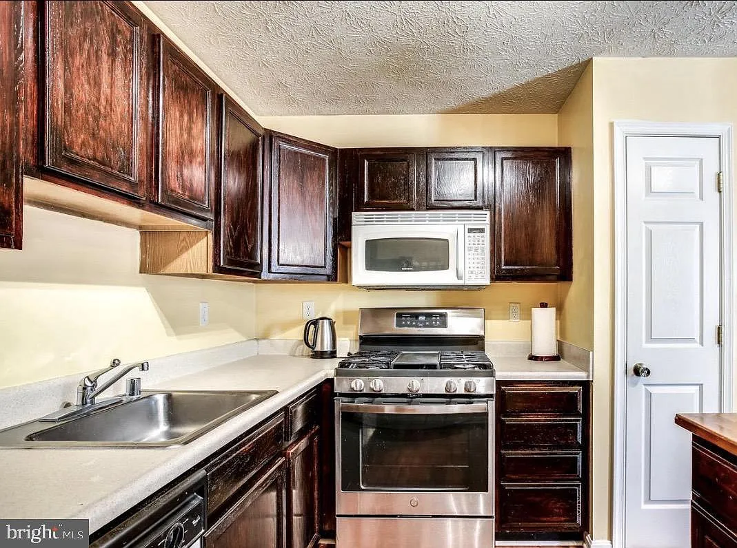 3 bed, 2.5 bath, 1696 sqft, $2,550 — Photo 4