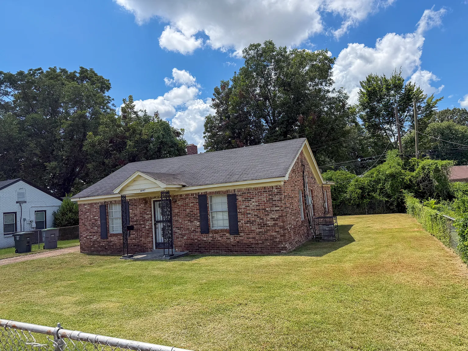 3 bed, 1110 sqft, $1,100 — Photo 2