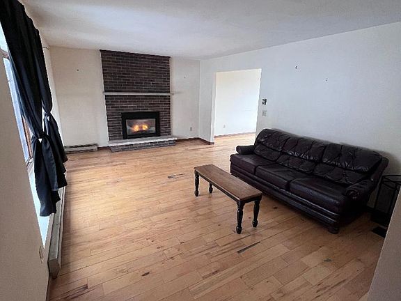 2nd image of 9 King Point Cir S