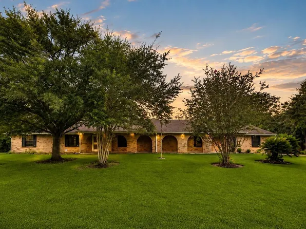 327 Maple Dr, Hitchcock, TX 77563