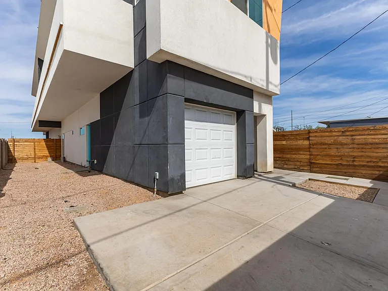 1933 E Monroe St #1 — Photo 15