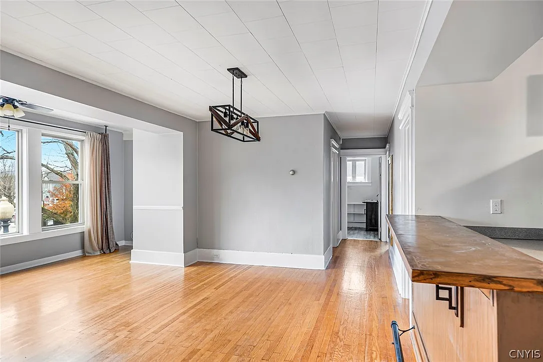 3 bed, 1.0 bath, 1429 sqft, $2,500 — Photo 3