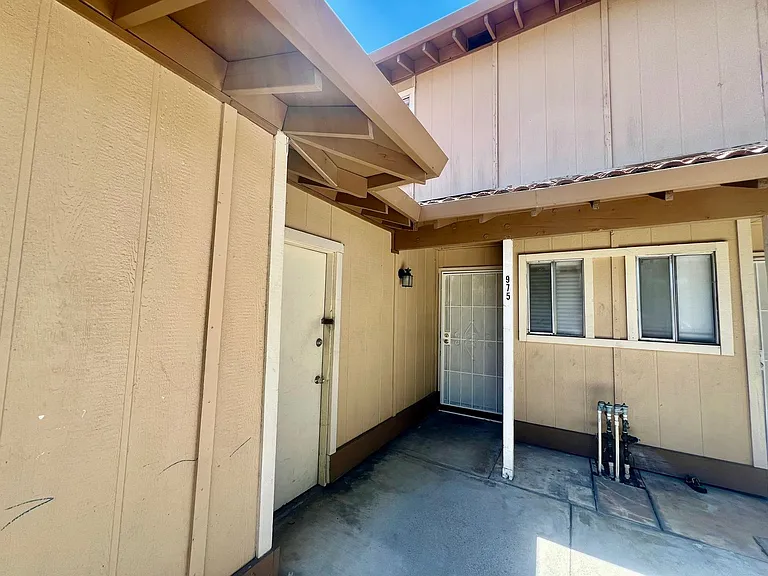 975 Owsley Ave — Photo 2