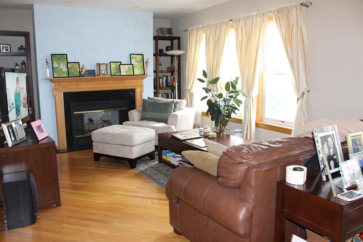 Photo 1 of 5 - 5055 N California Ave #2S - Chicago, IL Living Room - 5055 N California Ave #2S