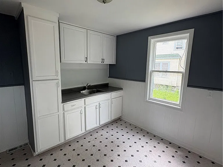 233 Laird Ave — Photo 3