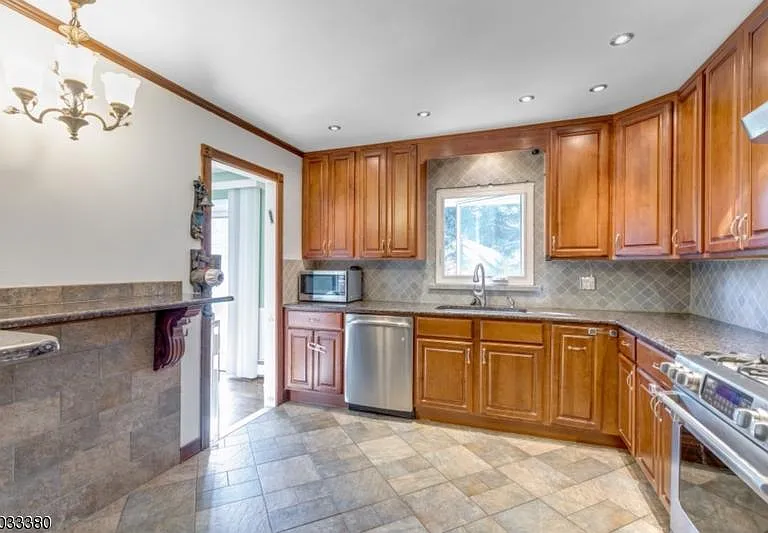 30 Edgehill Ave #28 — Photo 9